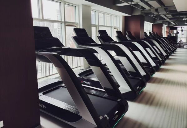 LCM-006 Commercial Treadmill (TFT screen) - Image 3